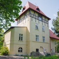 Das Kastell Schönau wurde im Kern im 16. Jahrhundert erbaut. Im 18. Jahrhundert erfuhr es eine klassizistische Umgestaltung und wurde schließlich 1898 in seine heutige Form gebracht