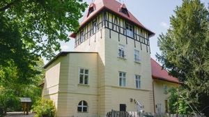 Das Kastell Schönau wurde im Kern im 16. Jahrhundert erbaut. Im 18. Jahrhundert erfuhr es eine klassizistische Umgestaltung und wurde schließlich 1898 in seine heutige Form gebracht