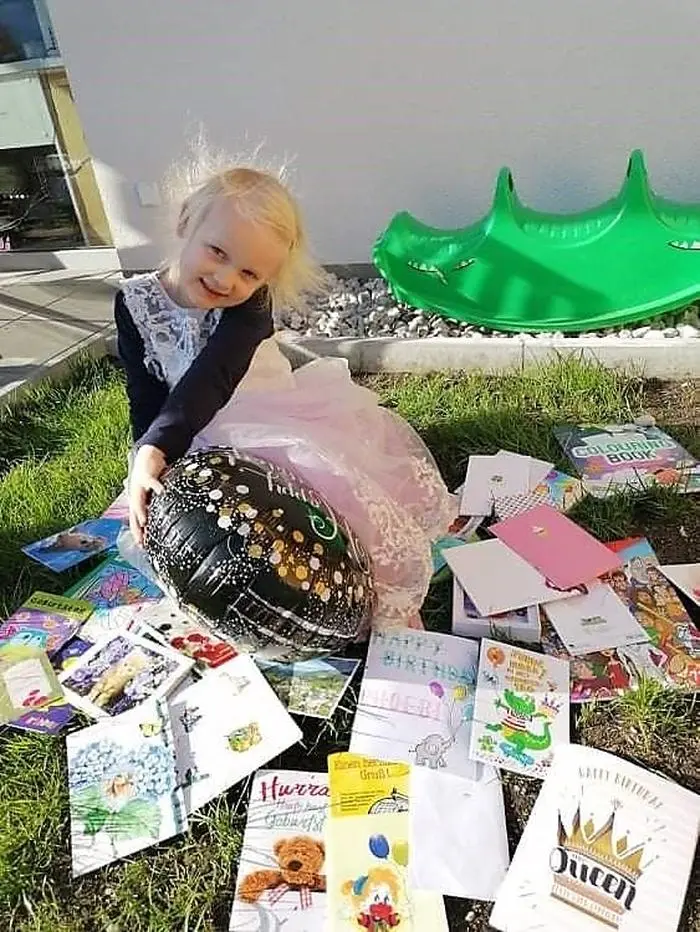 Phoebe und die vielen Grüße und Geschenke, die sie von der Facebook-Community zugesendet bekam