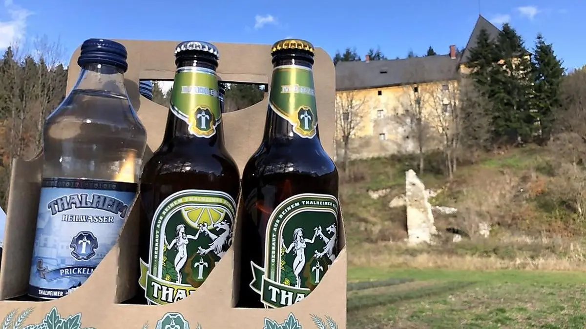 Aus 300 Meter Tiefe wird das Wasser für die Limonaden und Biere gewonnen. Das Schloss Sauerbrunn schützt die Quelle
