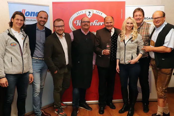 Am Foto von Links: Bernd Leschacher (Obmann Kärntner Doppelsextett), Roland Kowalczyk und Michael Riegler (beide Donau Versicherung), Gerhard Satran, Herbert Waldner, Elisabeth Jöbstl, Arno Kohlweg und Roland Loibnegger.
