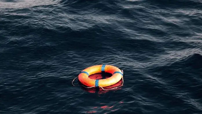 Man sieht einen Rettungsring im Wasser