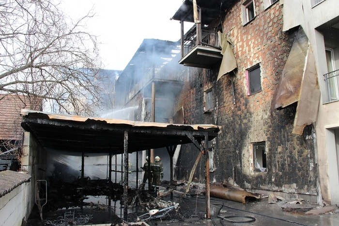 Der Brand griff rasch auf den Wohnblock über