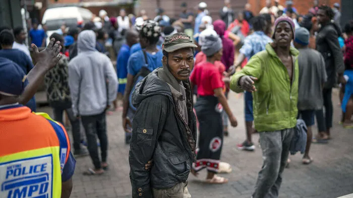 Obdachlose Südafrikaner in Johannesburg können sich Essenspakete abholen.
