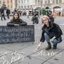 Frauenrat-Geschäftsführerin Anna Majcan mit Sarah Kampitsch vor zwei Jahren bei einer „Chalkback“-Aktion am Grazer Hauptplatz 