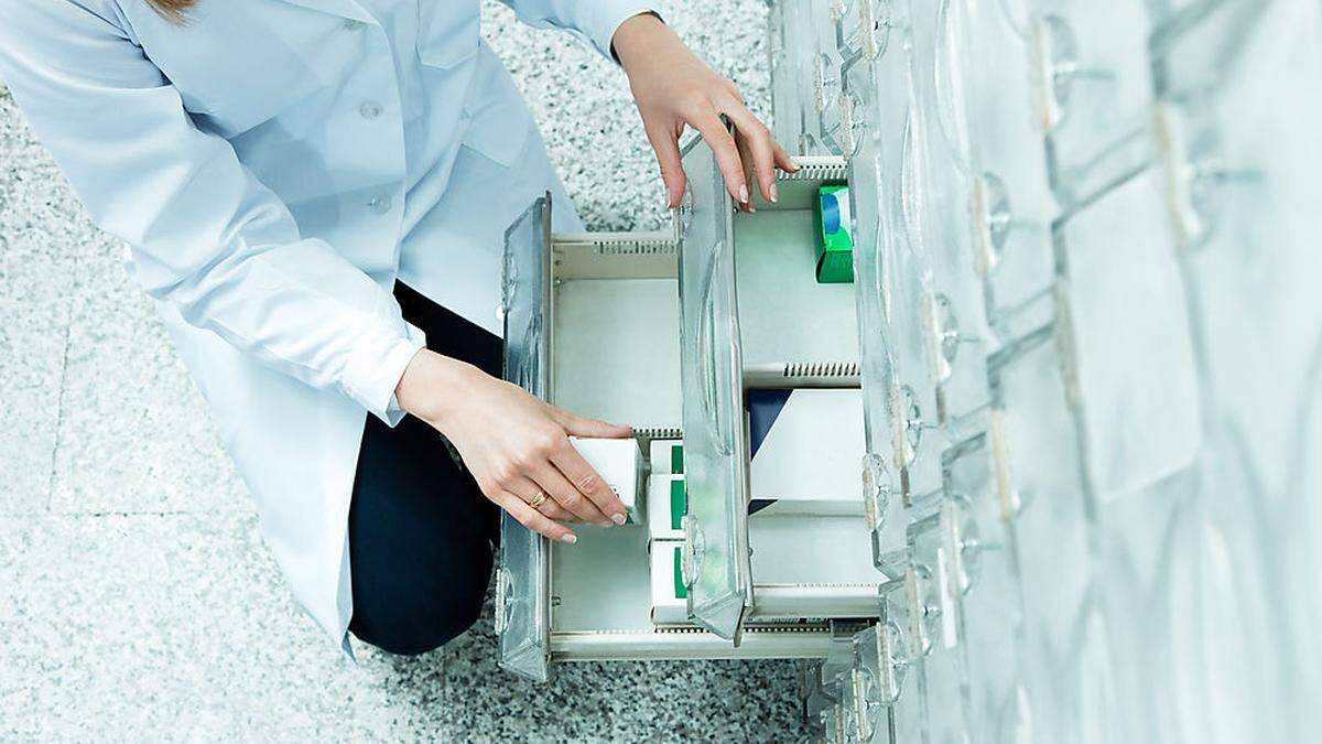 Halbleere Schubladen in den Apothekerschränken. Lieferungen bleiben aus oder kommen verspätet