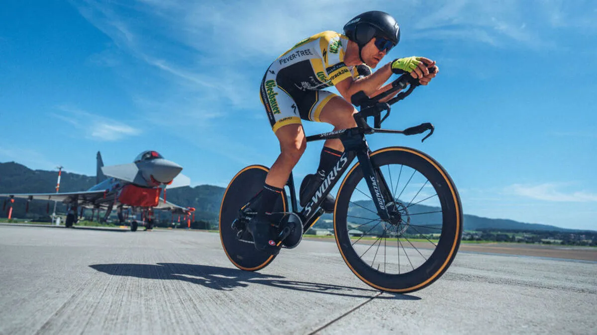 Christoph Strasser vor dem Eurofighter