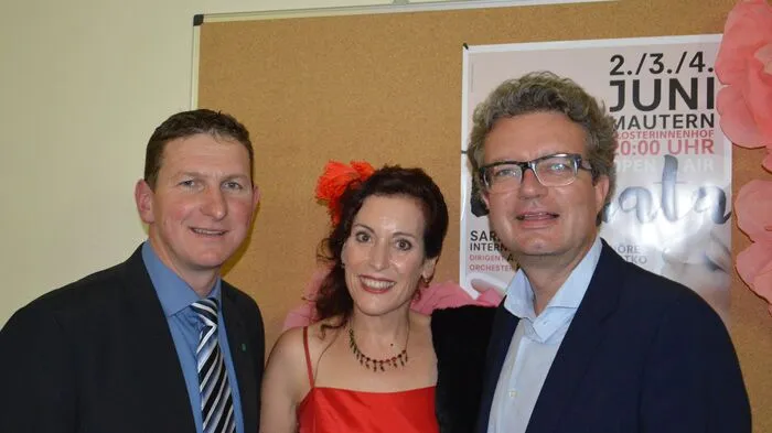 Andreas Kühberger, Bürgermeister von Mautern, Sarah Kettner und Landesrat Christopher Drexler vor der Premiere. „Die Bäuerinnen und Bauern ziehen sich schön an und kommen mit großer Vorfreude hierher, um einen Abend voller Hochkultur zu erleben“, erzählt Kühberger begeistert.