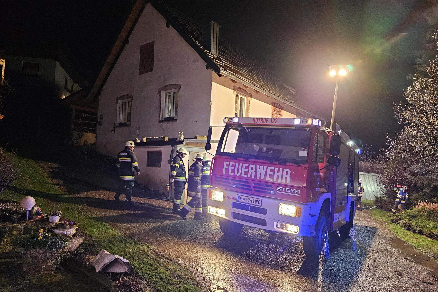 100 Einsatzkräfte vor Ort: Kärntnerin bei Wohnungsbrand verletzt