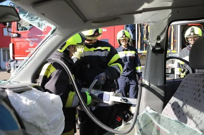 Der Berufsfeuerwehrtag dauerte 24 Stunden: Dabei wurde eine Dienstschicht wie bei der Berufsfeuerwehr simuliert, wobei die Jugendlichen und Quereinsteiger zahlreiche Schulungen und simulierte Einsätze zu bewältigen hatten.