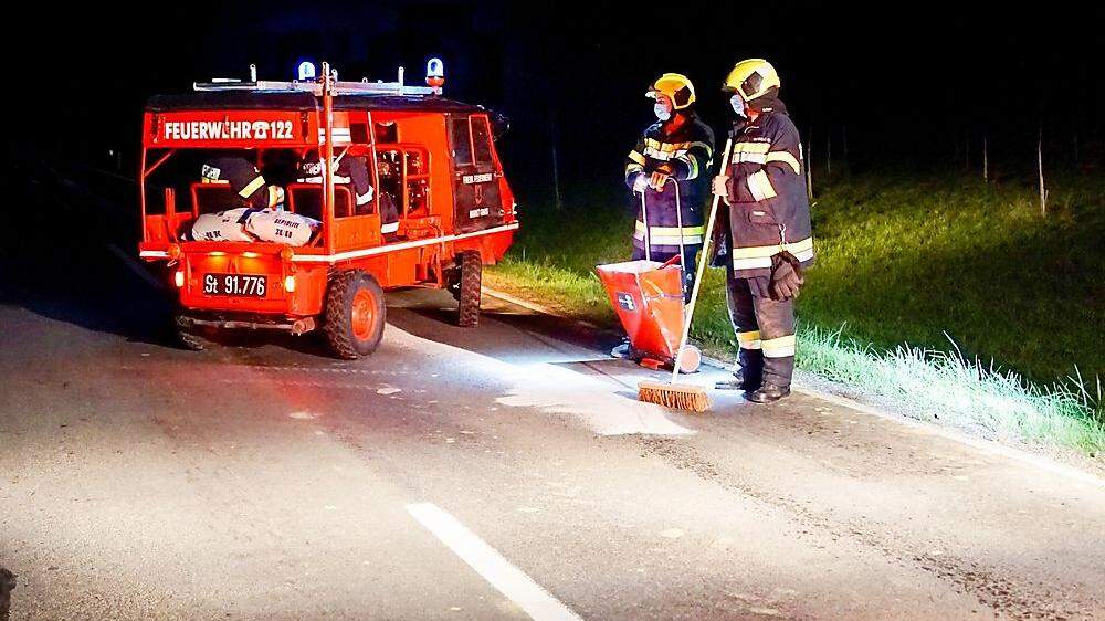 Rund drei Stunden dauerten die Arbeiten, um die Ölspur zu beseitigen