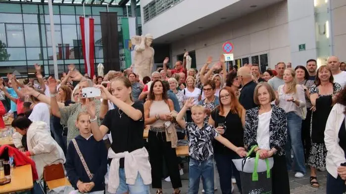 Der Rathausplatz in Köflach war voll mit Gästen aus nah und fern, als Bürgermeister Helmut Linhart die ABBA-Coverband zum vierten Abend des Köflacher Musiksommers 2025 begrüßte.