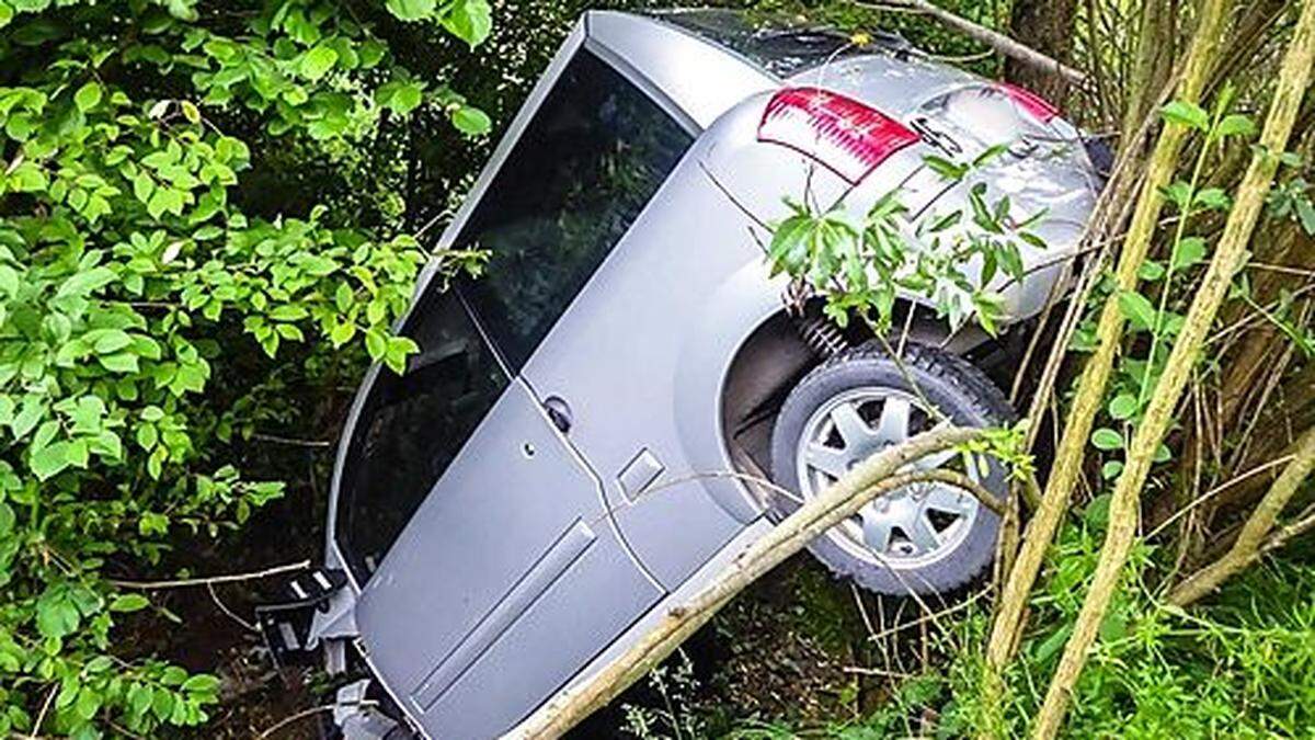 Die Lenkerin stürzte mit ihrem Fahrzeug in den Bach