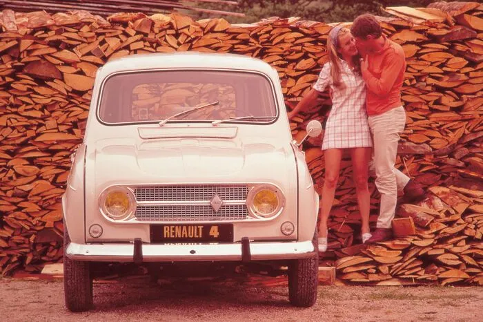 1961: Der R4 war eines der ersten Großserienfahrzeuge mit einer „fünften Tür“, einer weit öffnenden Heckklappe, und der erste Renault-Pkw mit Frontantrieb. Der Pionier wurde während der Produktionszeit von 31 Jahren über acht Millionen Mal verkauft. 