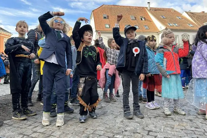 13 Klassen tummelten sich maskiert am Hauptplatz, während DJ Andy D. für die richtige Stimmung sorgte. 