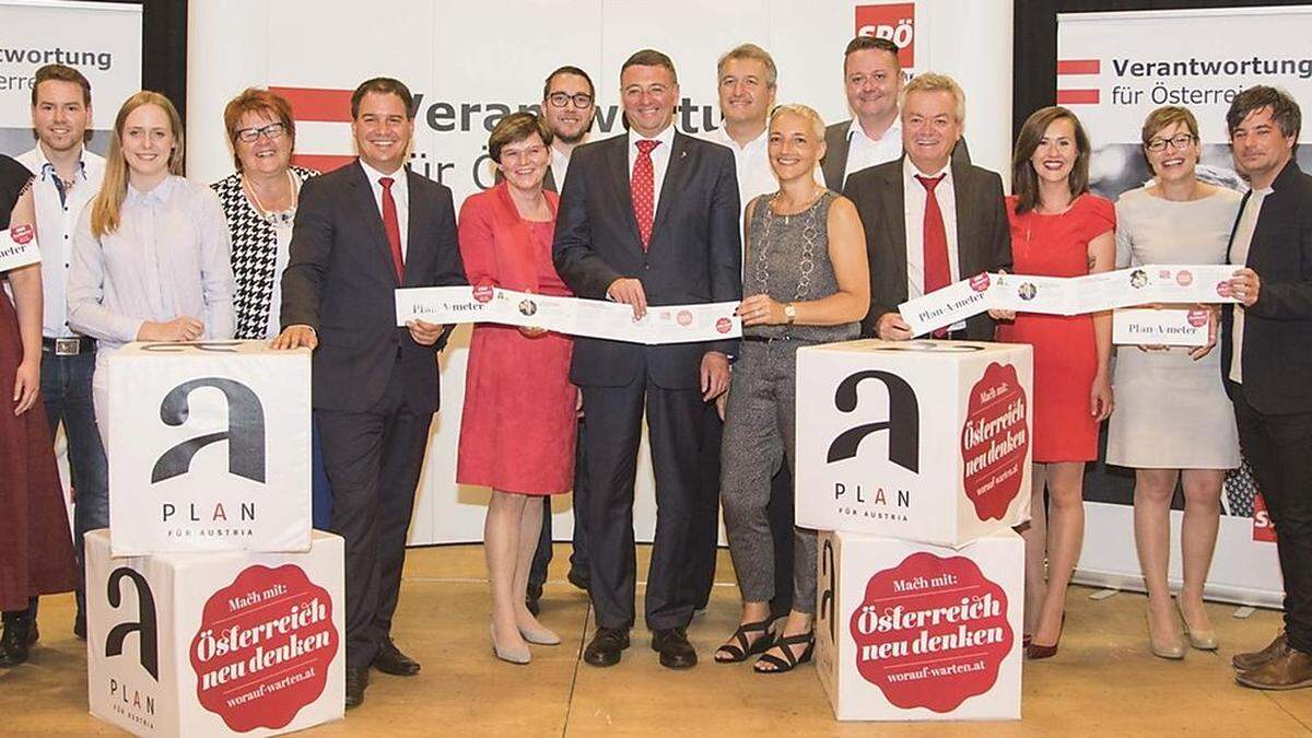 Die SPÖ-Kandidaten des Wahlkreises Obersteiermark um Minister Jörg Leichtfried (7. v. l.)