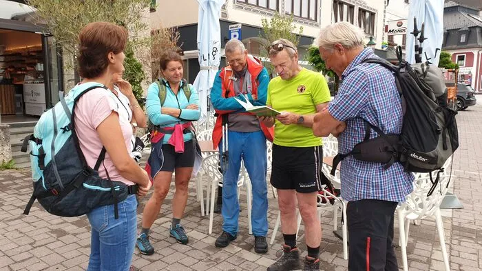 Bevor die Teilnehmer per Taxi auf den Stoderzinken gebracht werden, gibt Hubert Pleninger auf dem Gröbminger Hauptplatz eine seiner Geschichten zum Besten