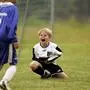 Weinendes Kind am Fußballplatz | Auch die jungen Kicker leiden oft unter dem Fehlverhalten ihrer Eltern