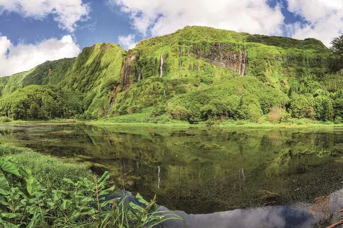 Der Ruf der Azoren als das „nächste Island“ beschränkt sich nicht nur auf die Lage als faszinierender Zwischenstopp im Ozean. Vielmehr vereinen sie Natur-Highlights, die man von anderen Flecken der Erde kennt: die saftig grünen Vulkane Hawaiis, die mittelalterlichen Dörfer Portugals, die Thermalquellen Skandinaviens, die haushohen Klippen Irlands und die zerklüfteten Grate Patagoniens.