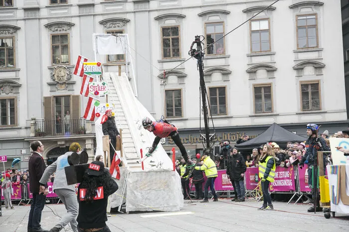 Dieser Herr ging nicht nur als Skispringer, sondern hatte auch gleich die Schanze dabei.