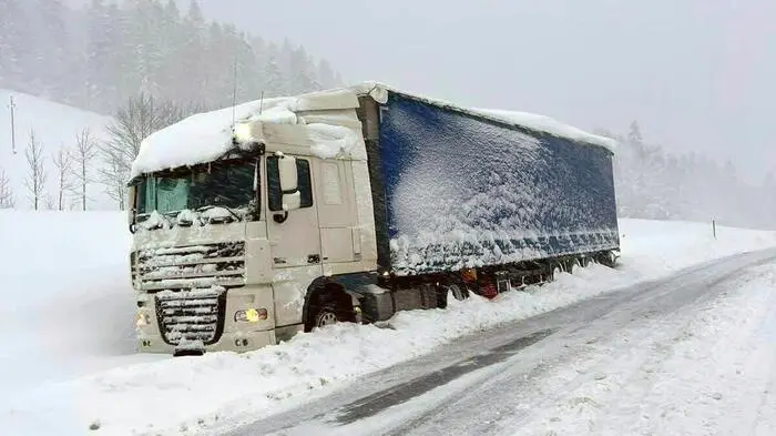 Starke Schneefälle haben am Freitag, 03. Februar 2023, in Österreich für Verkehrsbehinderungen gesorgt - im Bild die Situation im Raum Liezen. 