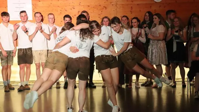 Am Samstag lud die Landjugend St. Ruprecht an der Raab bereits zum zehnten Mal zu ihrem beliebten Zeitwechselball ins Gemeindezentrum Unterfladnitz. Rund 600 Besucherinnen und Besucher schwangen ihr Tanzbein zu den Rhythmen des Passailer „Top Duos“ und feierten dank der Zeitumstellung quasi eine Stunde länger durch die Ballnacht. 