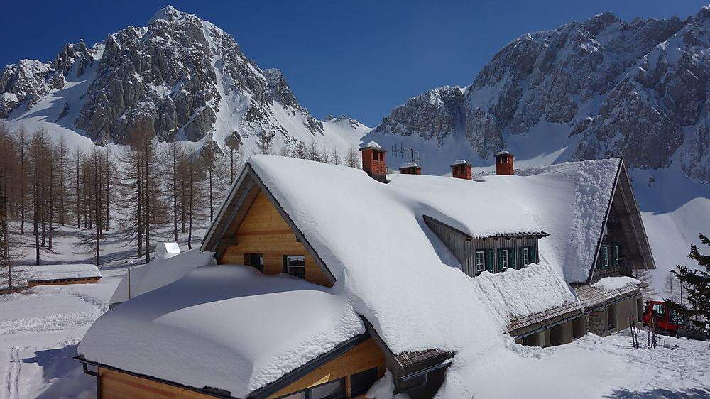Bielschitza und Edelweißspitzen ragen über der tief verschneiten Klagenfurter Hütte auf