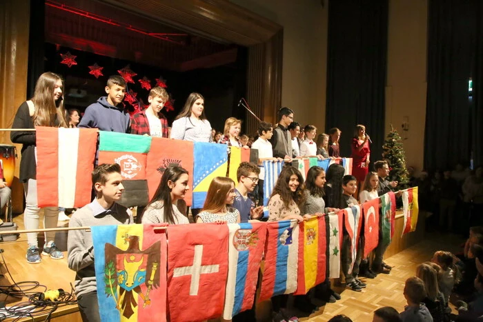 Unter dem Motto „nms goes international“ hatten die Schüler, die übrigens aus 20 Nationen kommen, mit ihren Lehrern ein abwechslungsreiches Programm auf die Beine gestellt. 