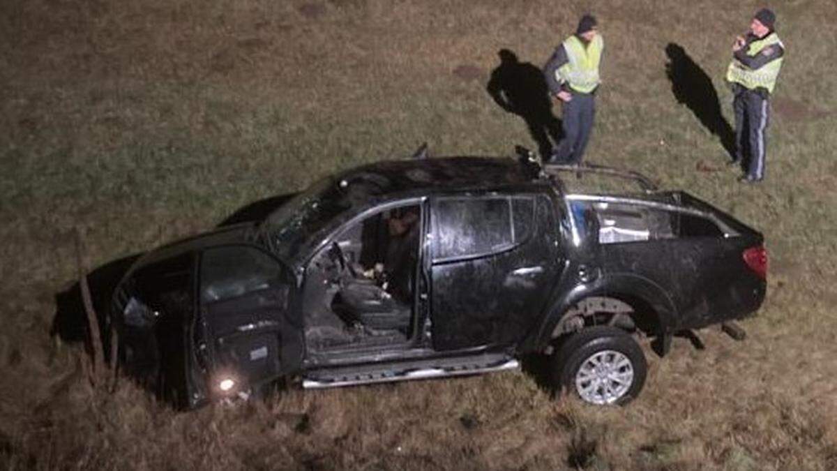 Das Fahrzeug überschlug sich und blieb in einem Feld liegen