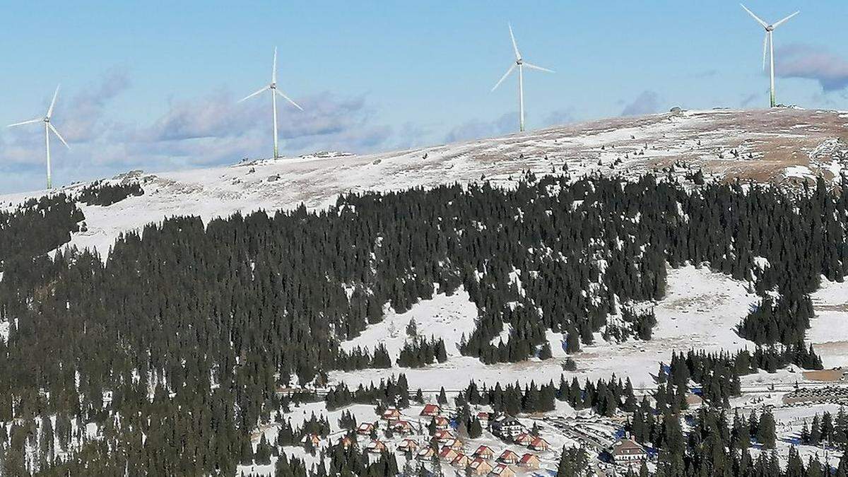 Über dem Skigebiet Weinebene erheben sich die 13 Windräder auf der Handalm in der Steiermark
