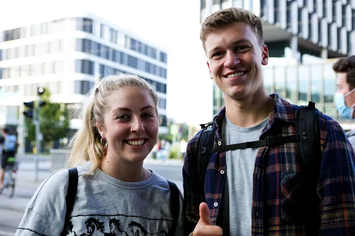 Emilie Thurner und Emil Wipplinger, beide 19, versuchen den Test das erste Mal. Die beiden Salzburger sind nervös, fühlen sich aber einigermaßen gut vorbereitet. "Bis jetzt ist alles recht organisiert", meint Wipplinger in Hinsicht auf die diesjährigen Vorschriftsmaßnahmen in Corona-Zeiten.