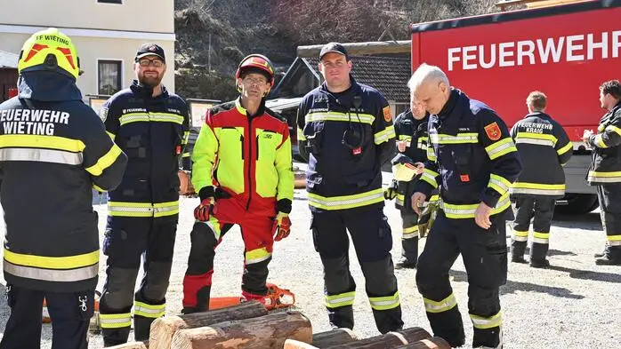 Kameraden aus allen Feuerwehren (darunter Betriebsfeuerwehren, Freiwillige Feuerwehren sowie die Grubenwehr) reisten aus beiden Bezirken an, um unter besonderen Bedingungen zu trainieren.
