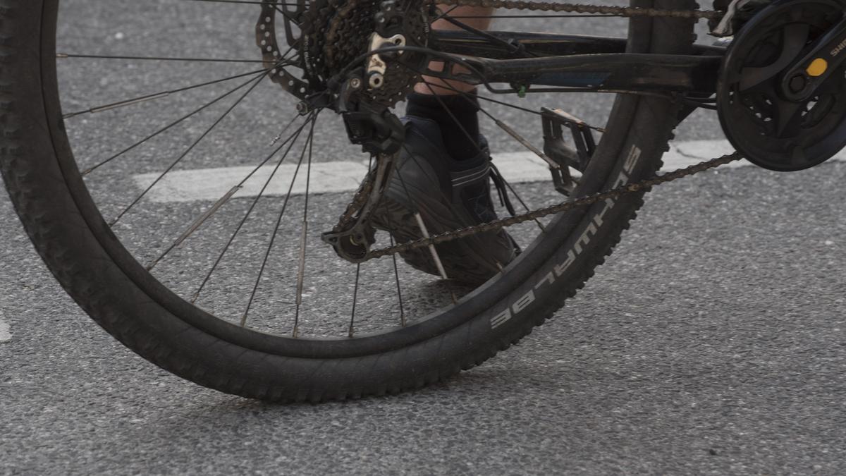 Aus bislang unbekannter Ursache ist der 24-Jährige von der Fahrbahn abgekommen und gegen eine Holzplanke geprallt