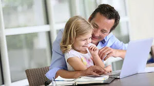 Kindererziehungszeiten werden mit einem monatlichen Wert von 1828,22 Euro für die Pension bemessen - auch bei Vätern