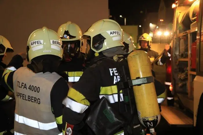 Insgesamt wurden vier Atemschutztrupps eingesetzt, die die Personenrettung und Brandbekämpfung durchführten. Durch diese Übung konnte die Zusammenarbeit zwischen Feuerwehr und dem Pflegepersonal geübt und verbessert werden.