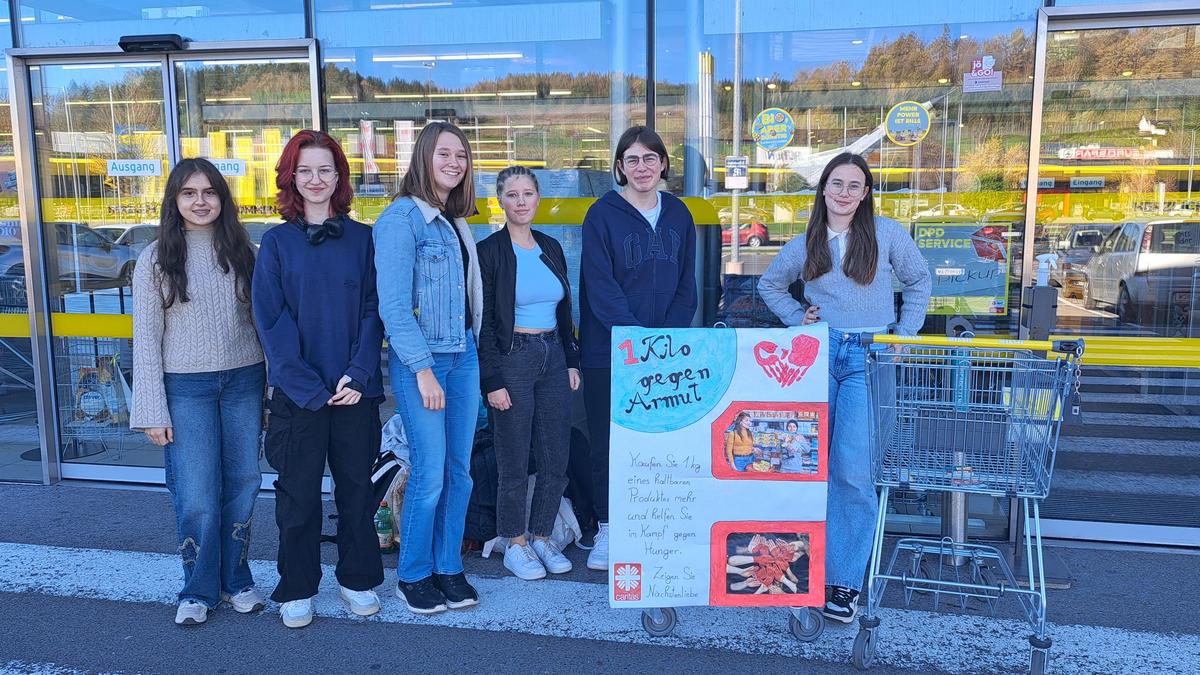 Vor mehreren Geschäften haben die Schülerinnen und Schüler Lebensmittelspenden gesammelt