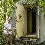Constantin Staus-Rausch vor dem Atombunker, der im Park der Funder-Villa steht