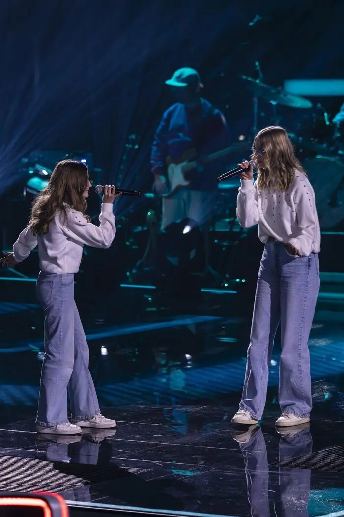 Sophia und Valentina, hier bei ihrem ersten Bühnenauftritt im Rahmen der Voice Kids