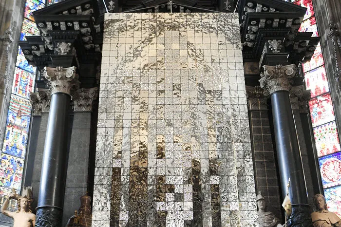 Traditionell verhüllt ist auch der Altar des Domes. Dieses Mal mit einem Fastentuch aus Edelstahlplättchen.