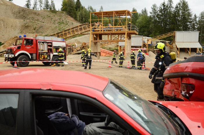 Neben dem Aufbau einer mehrere hundert Meter langen Zubringerleitung von einem Hydranten im Ortsgebiet hinauf bis zum Steinbruch mussten auch noch zwei Menschenrettungen durchgeführt werden. Eine Person wurde unter einer Baggerschaufel eingeklemmt, zwei weitere Schwerverletzte mussten vom Siebturm gerettet werden.