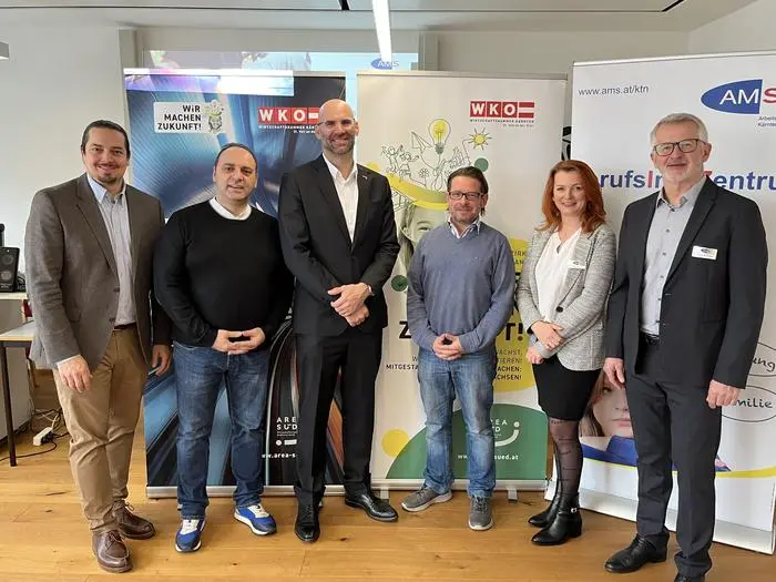 Von links: WK-Obmann Walter Sabitzer, Bezirksausschussmitglied Arben Itaj, WK-Bezirksstellenleiter Robert Schratt, Bezirksausschussmitglied Udo Regenfelder, die stellvertretende AMS-Regionalstellenleiterin Iris Krainer und der AMS-Regionalstellenleiter Günter Krassnig bei der Pressekonferenz