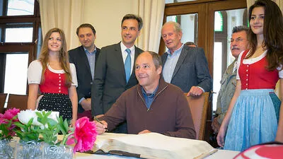 Gerhard Berger trägt sich ins Goldene Buch der Stadt Graz ein