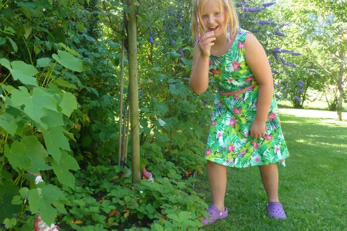 Anna Blaschke hat im Gartenbeet Erdbeeren herangezüchtet.