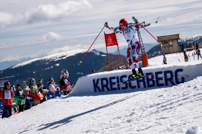 Ex-Biathlet Christoph Sumann demonstrierte etwa, was mit Langlaufskiern möglich ist. Er benötigte 15 Minuten und 18 Sekunden, um in Ziel zu kommen.