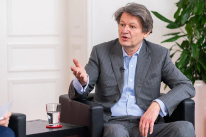 Helmut Brandstätter (67) war ab 1982 journalistisch tätig, zu Letzt als Herausgeber der Tageszeitung „Kurier“. Seit 2019 ist der Nationalratsabgeordneter der Neos und deren außenpolitischer Sprecher. 