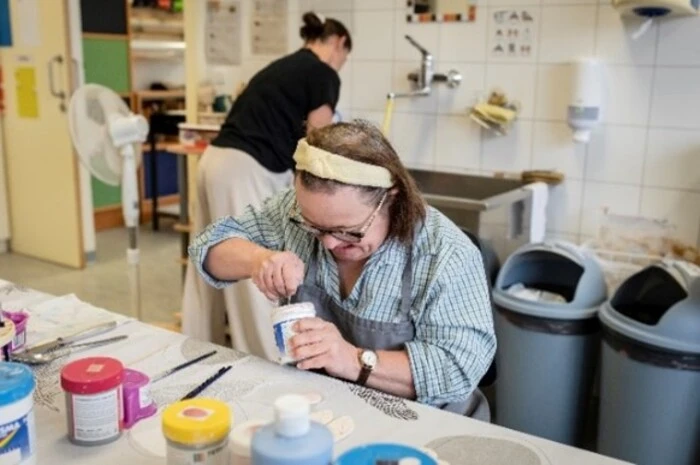 Jugend am Werk unterstützt stets individuell und passgenau: Etwa in der Tagesbegleitung für Menschen mit Behinderung in Liezen, wo Arbeitsfelder wie Keramik, Holz und Gastronomie angeboten werden. 