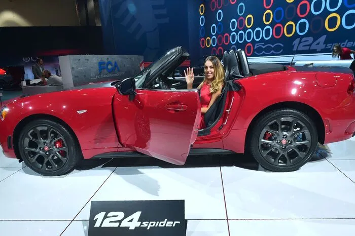 Schon Tradition hat der Designwettbewerb, in dem sich die amerikanischen Designstudios der großen Autohersteller Gedanken zum Auto der Zukunft machen. Der neue Fiat 124 Spider.