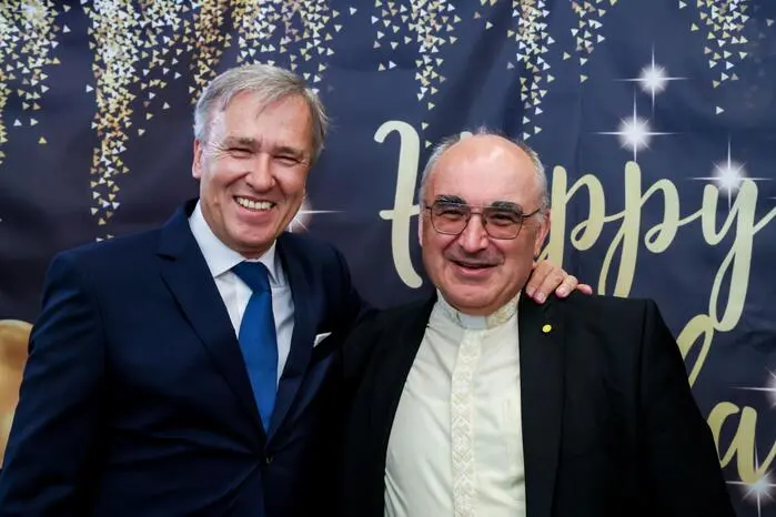 Bekennender Sturm-Fan: Bischof Wilhelm Krautwaschl mit dem Jubilar Christian Jauk