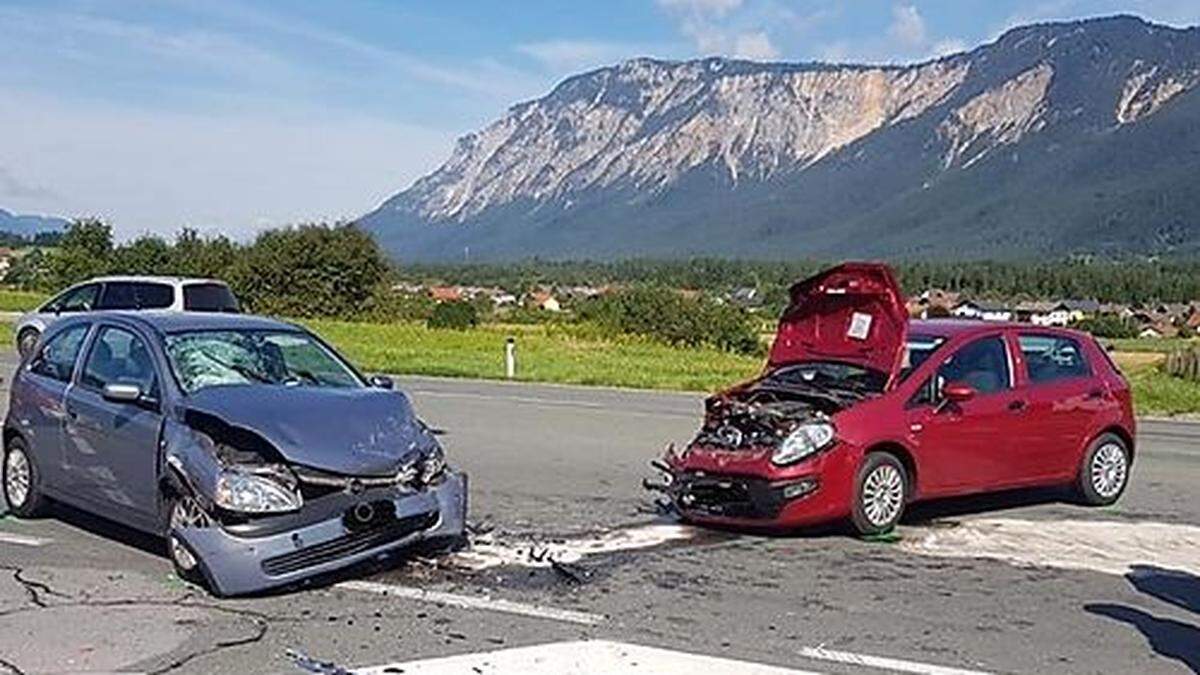 Die FF Arnoldstein und die FF Riegersdorf reinigten die Fahrbahn