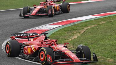 So kennt man die Ferraris auf der Rennstrecke - im typischen Rot